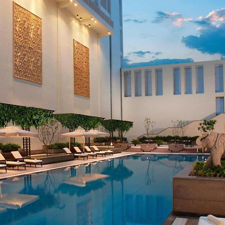 Jaipur Marriott Hotel Eksteriør billede The pool at the Taj Mahal Palace