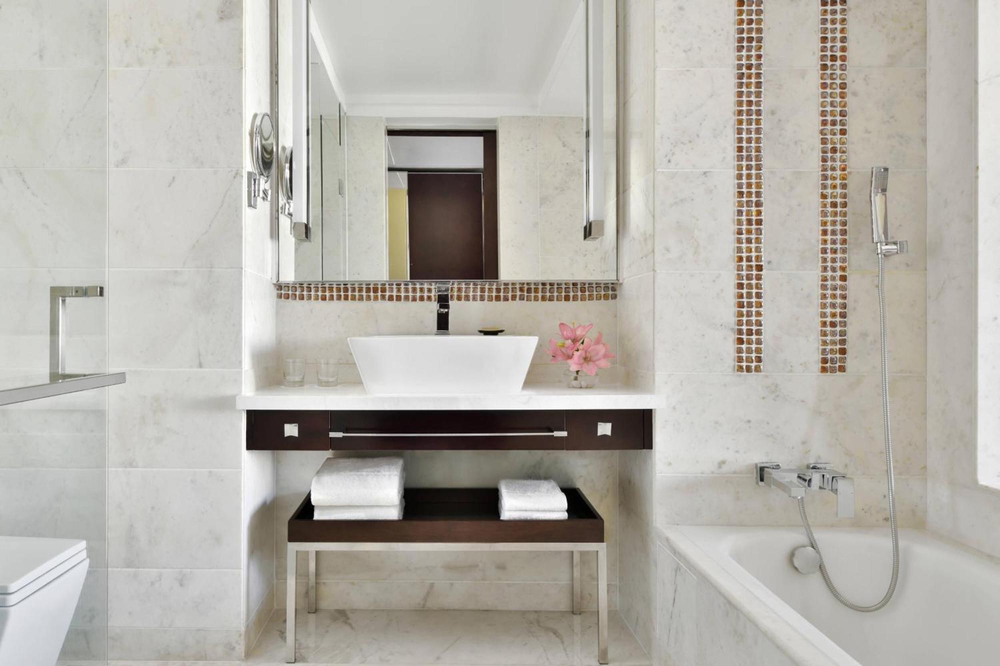 Jaipur Marriott Hotel Eksteriør billede Bathroom