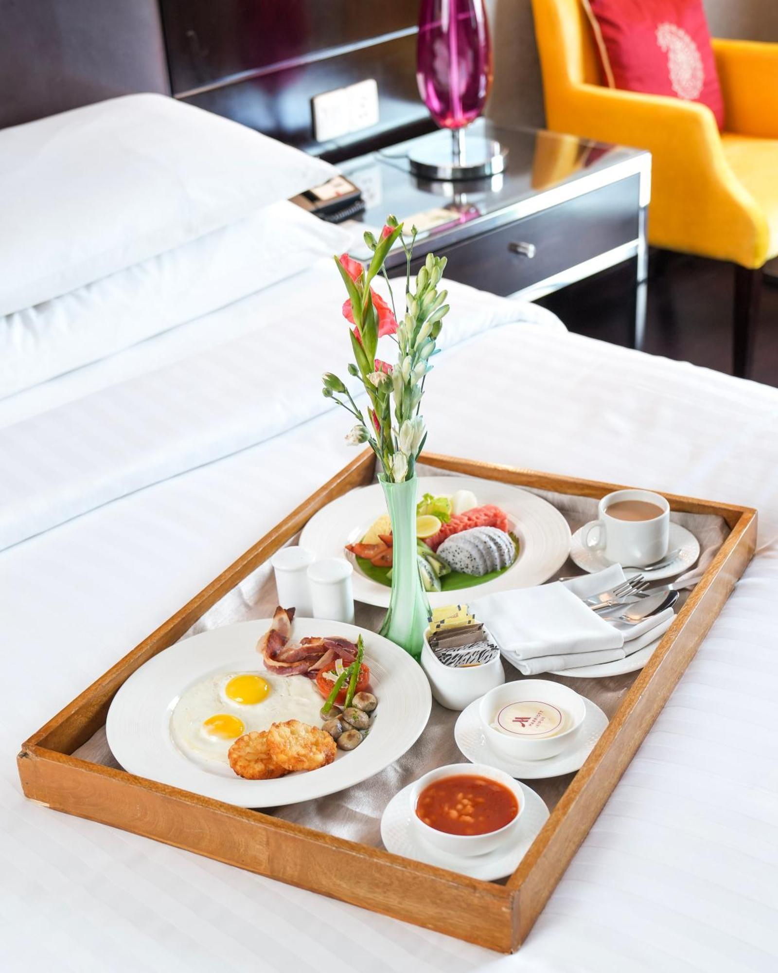 Jaipur Marriott Hotel Eksteriør billede Room service breakfast