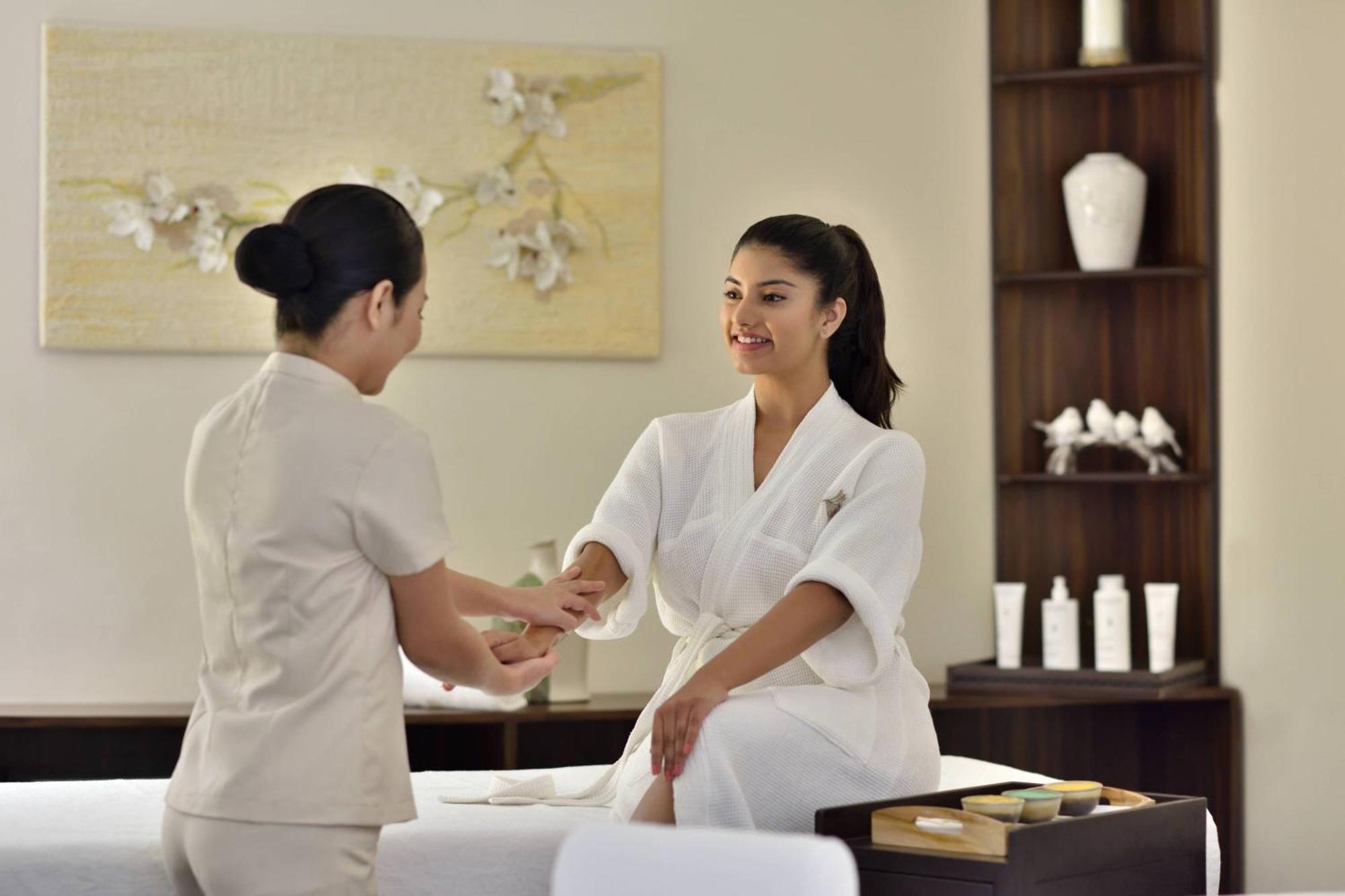 Jaipur Marriott Hotel Eksteriør billede A spa treatment
