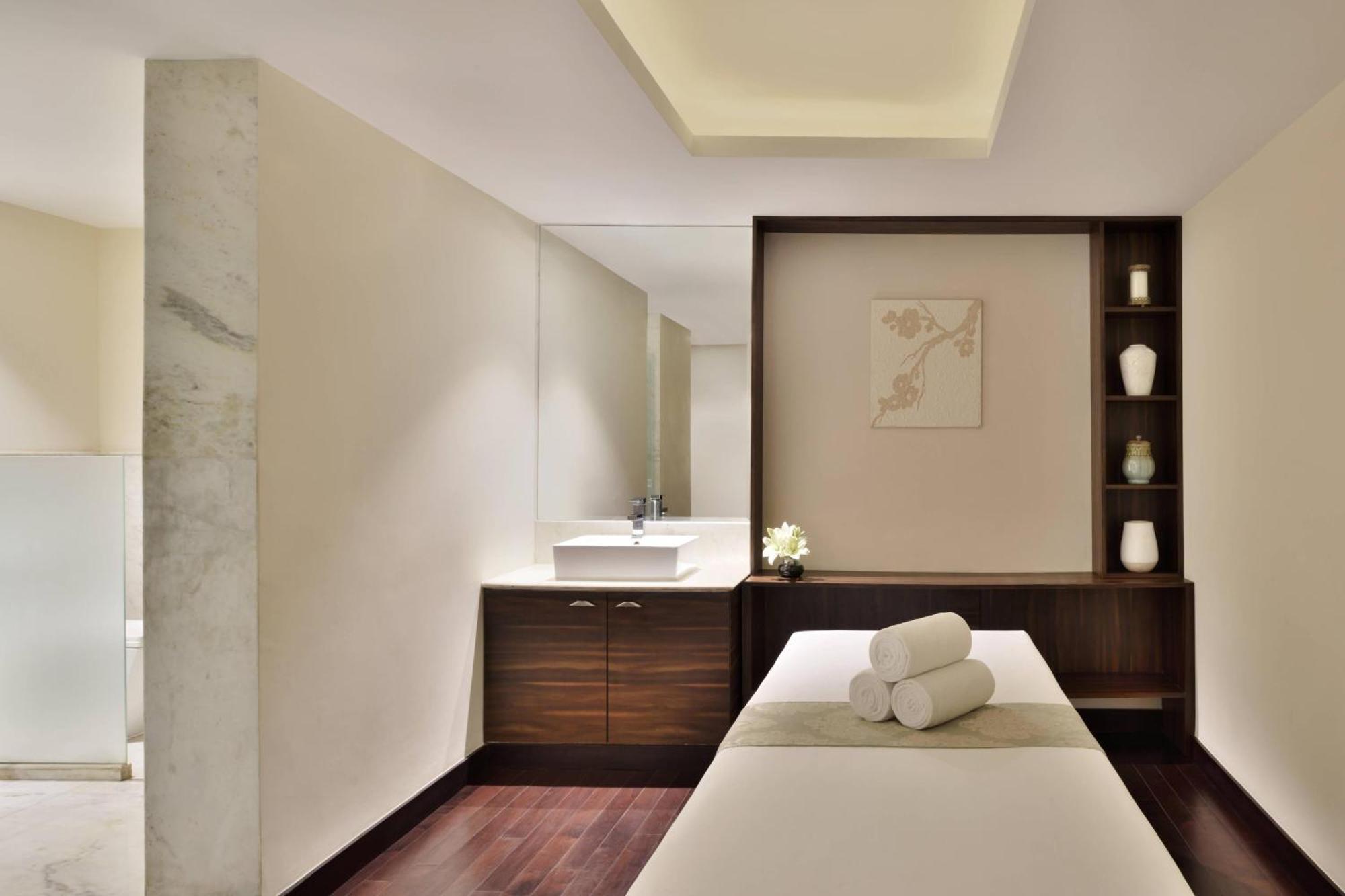 Jaipur Marriott Hotel Eksteriør billede A treatment room at the spa