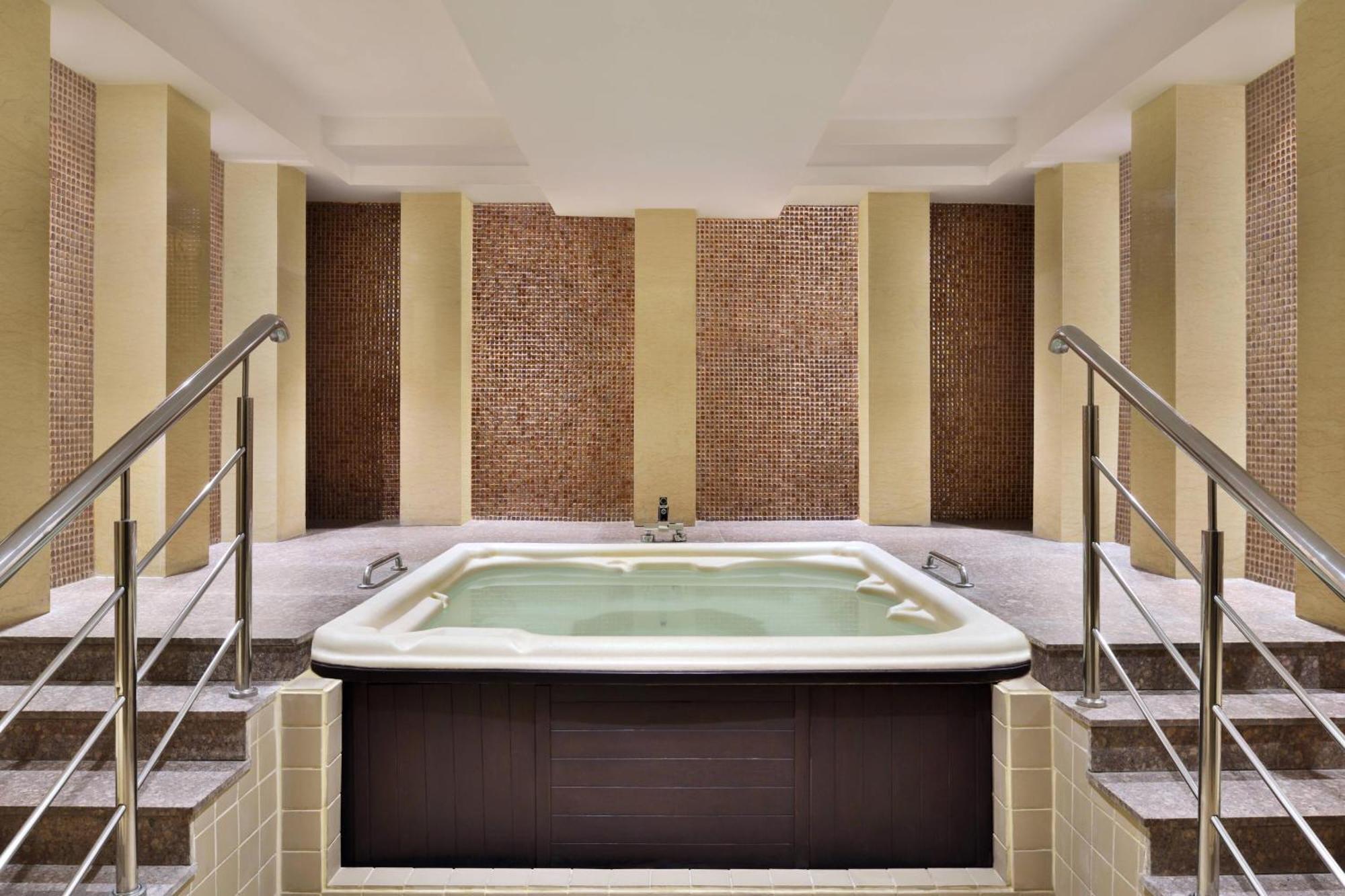 Jaipur Marriott Hotel Eksteriør billede A whirlpool bath