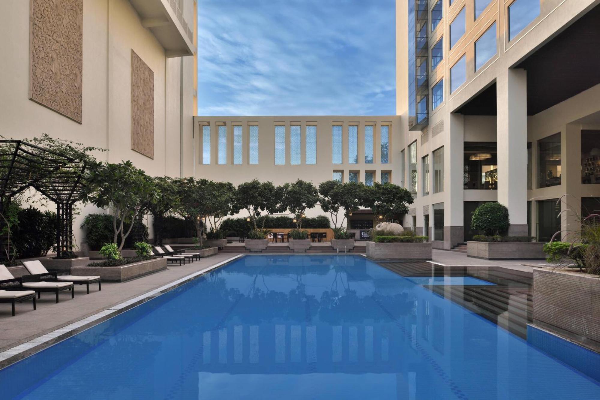 Jaipur Marriott Hotel Eksteriør billede The pool at the hotel