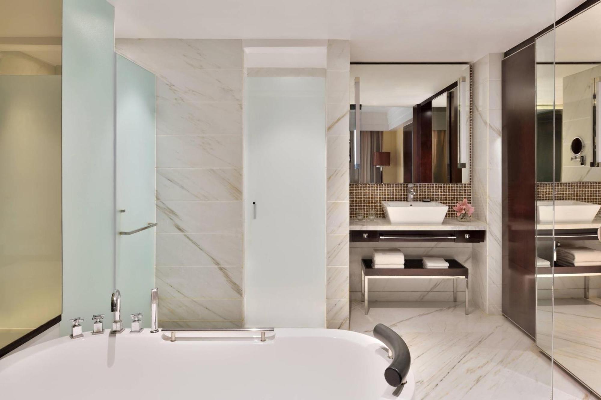 Jaipur Marriott Hotel Eksteriør billede Bathroom