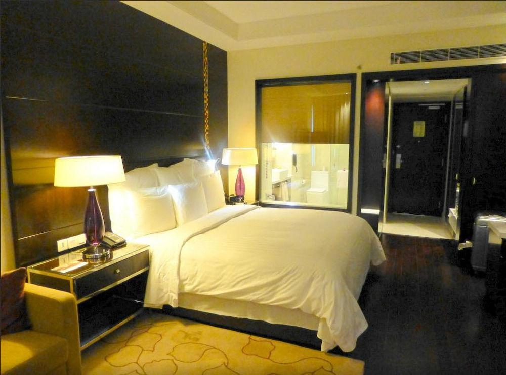 Jaipur Marriott Hotel Eksteriør billede A room at the Taj Mahal Palace