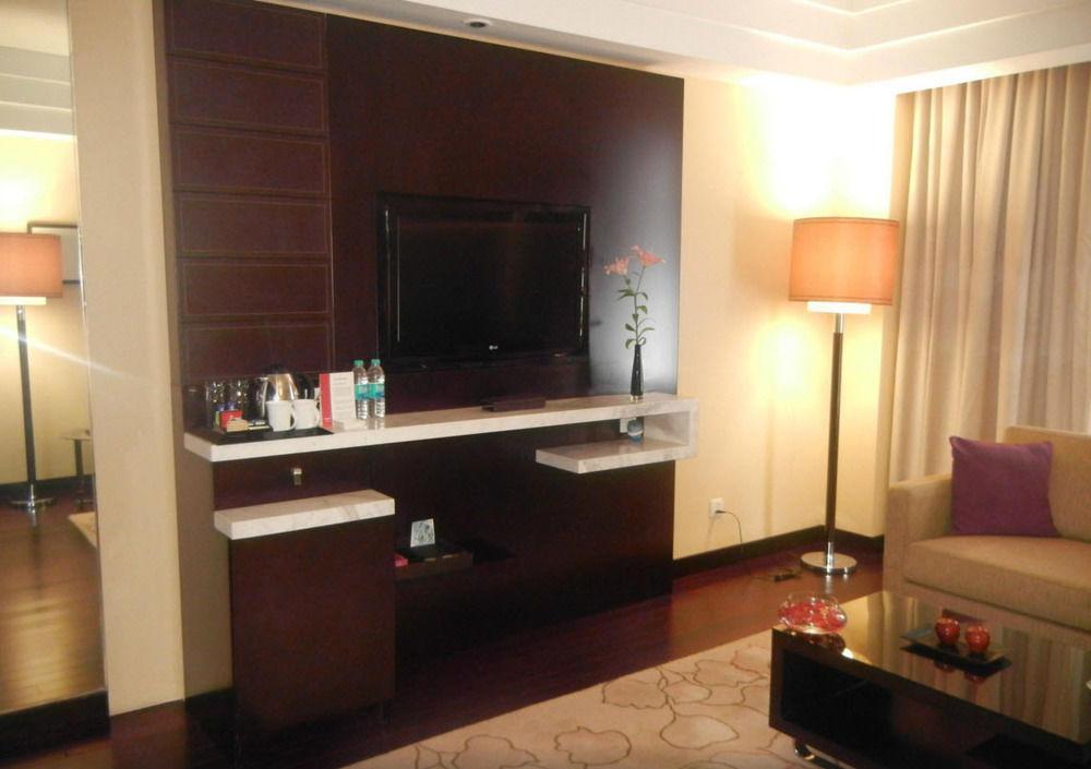 Jaipur Marriott Hotel Eksteriør billede A television set in a hotel room