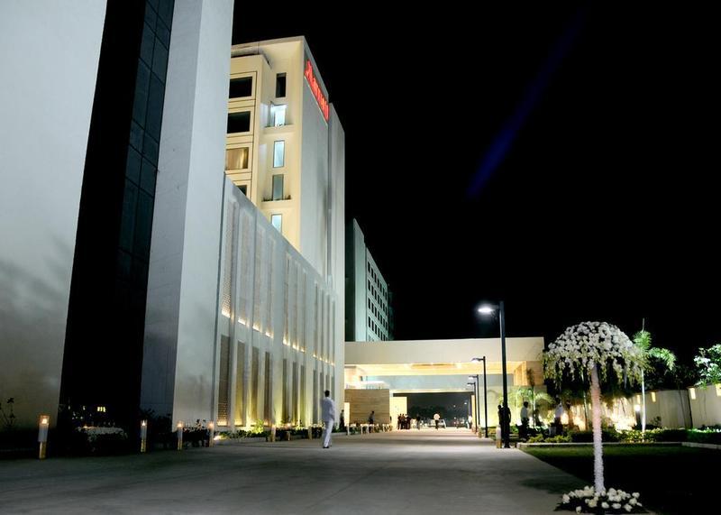 Jaipur Marriott Hotel Eksteriør billede The hotel at night