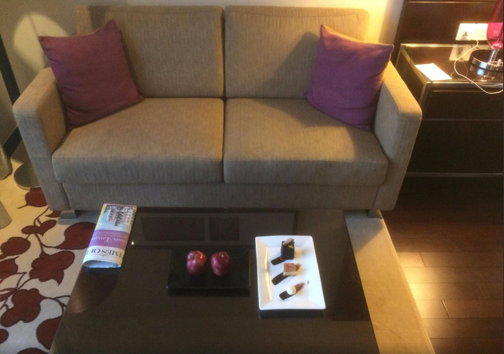 Jaipur Marriott Hotel Eksteriør billede A sofa in a hotel room
