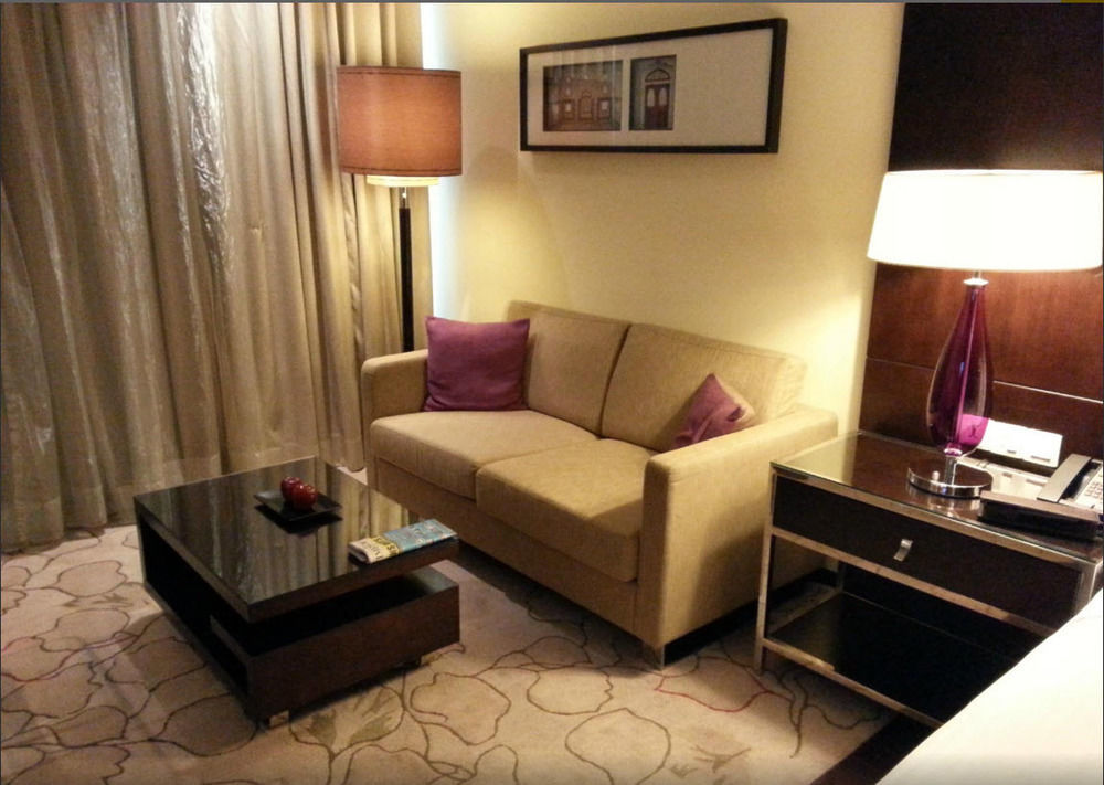 Jaipur Marriott Hotel Eksteriør billede A sofa in a hotel room