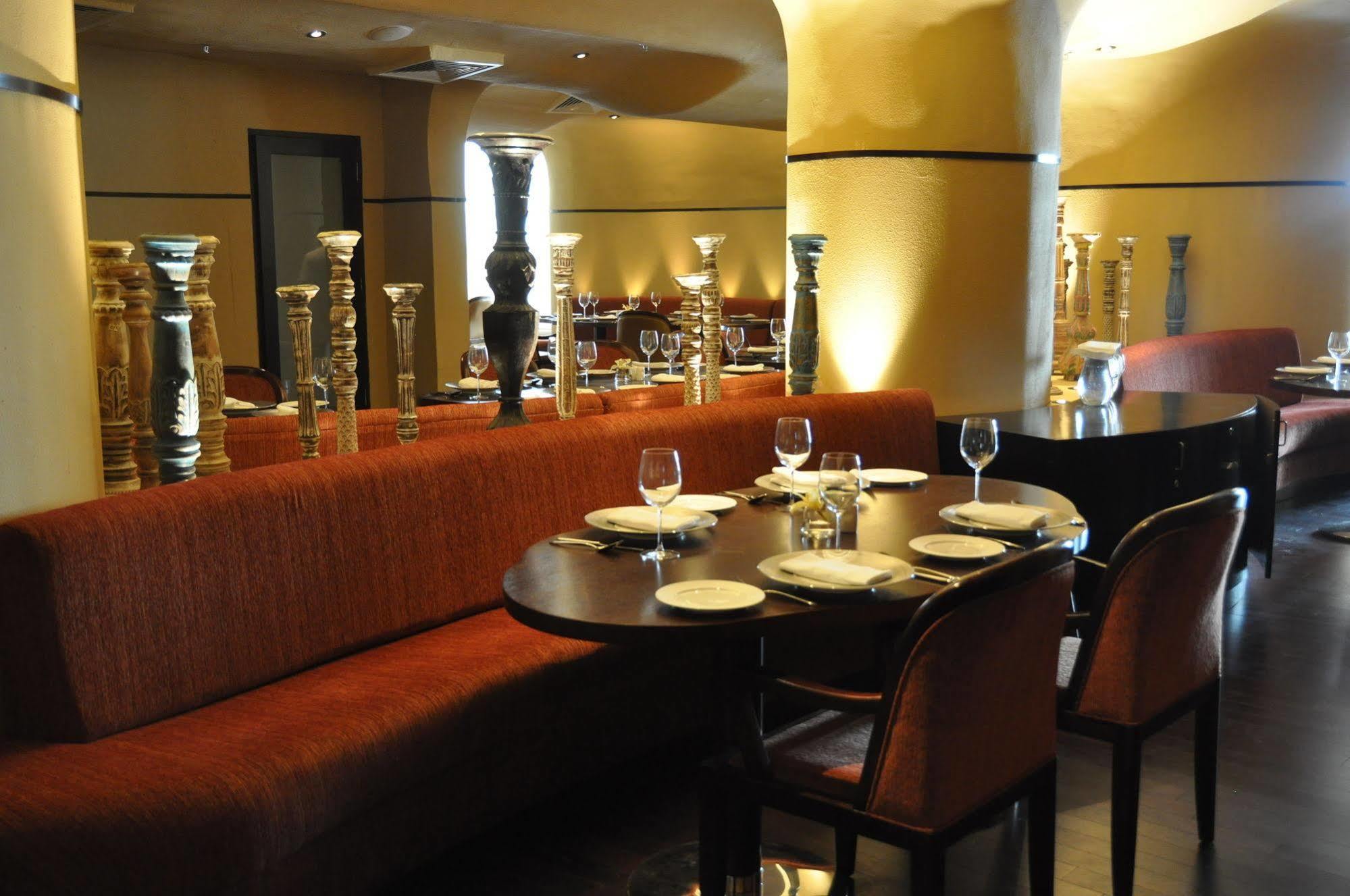Jaipur Marriott Hotel Eksteriør billede The interior of the restaurant