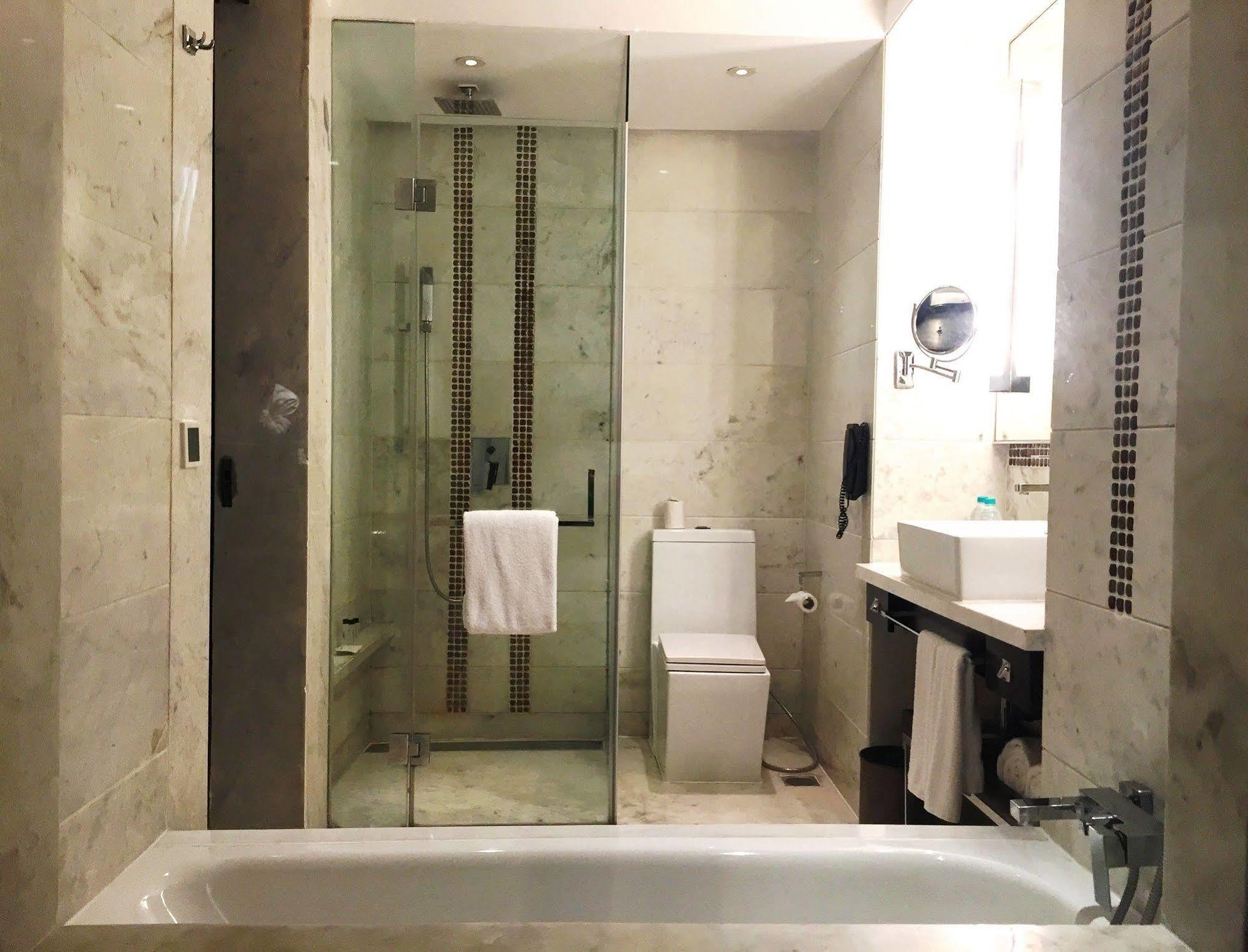 Jaipur Marriott Hotel Eksteriør billede A bathroom with a shower enclosure and a bathtub