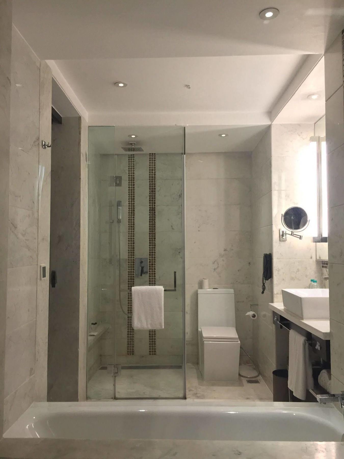 Jaipur Marriott Hotel Eksteriør billede Bathroom of a hotel room