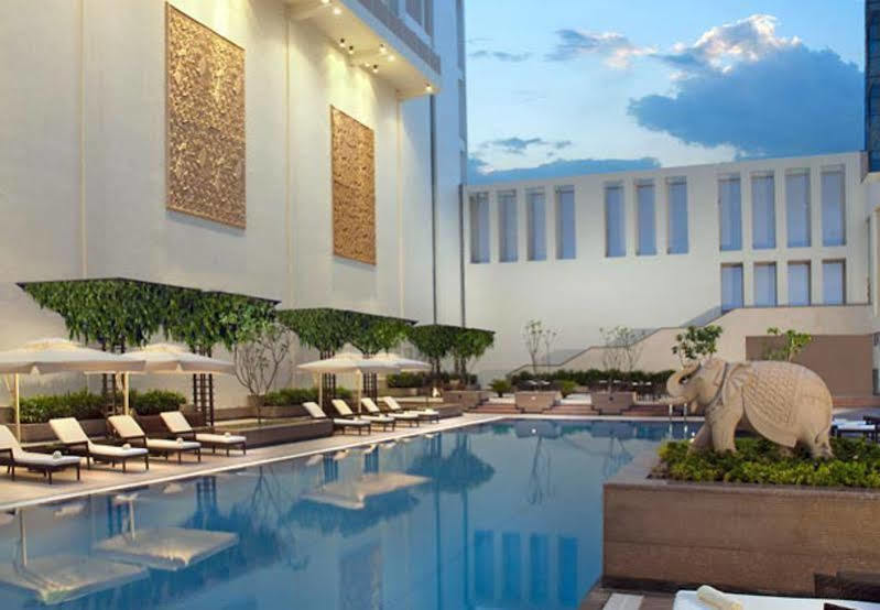 Jaipur Marriott Hotel Eksteriør billede The pool at the Taj Bengal